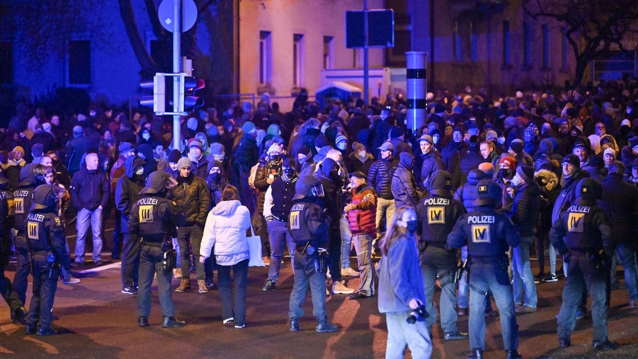 Die Polizei war mit einem Großaufgebot vor Ort. Die Polizei war mit einem Großaufgebot vor Ort.
