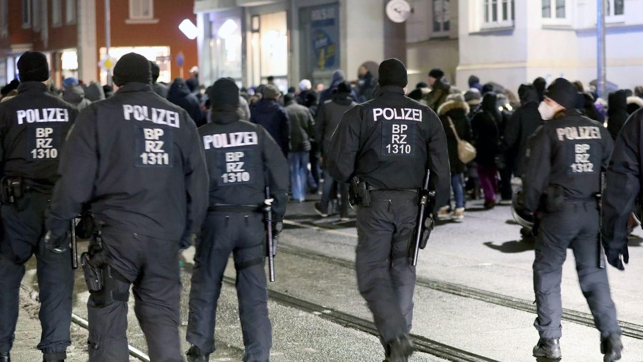 Polizisten begleiten Demonstranten in Rostock. Polizisten begleiten Demonstranten in Rostock.