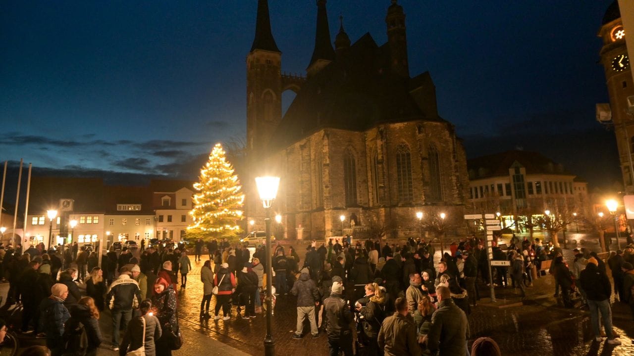 Zahlreiche Menschen haben sich auf dem Marktplatz von Köthen versammelt. Zahlreiche Menschen haben sich auf dem Marktplatz von Köthen versammelt.