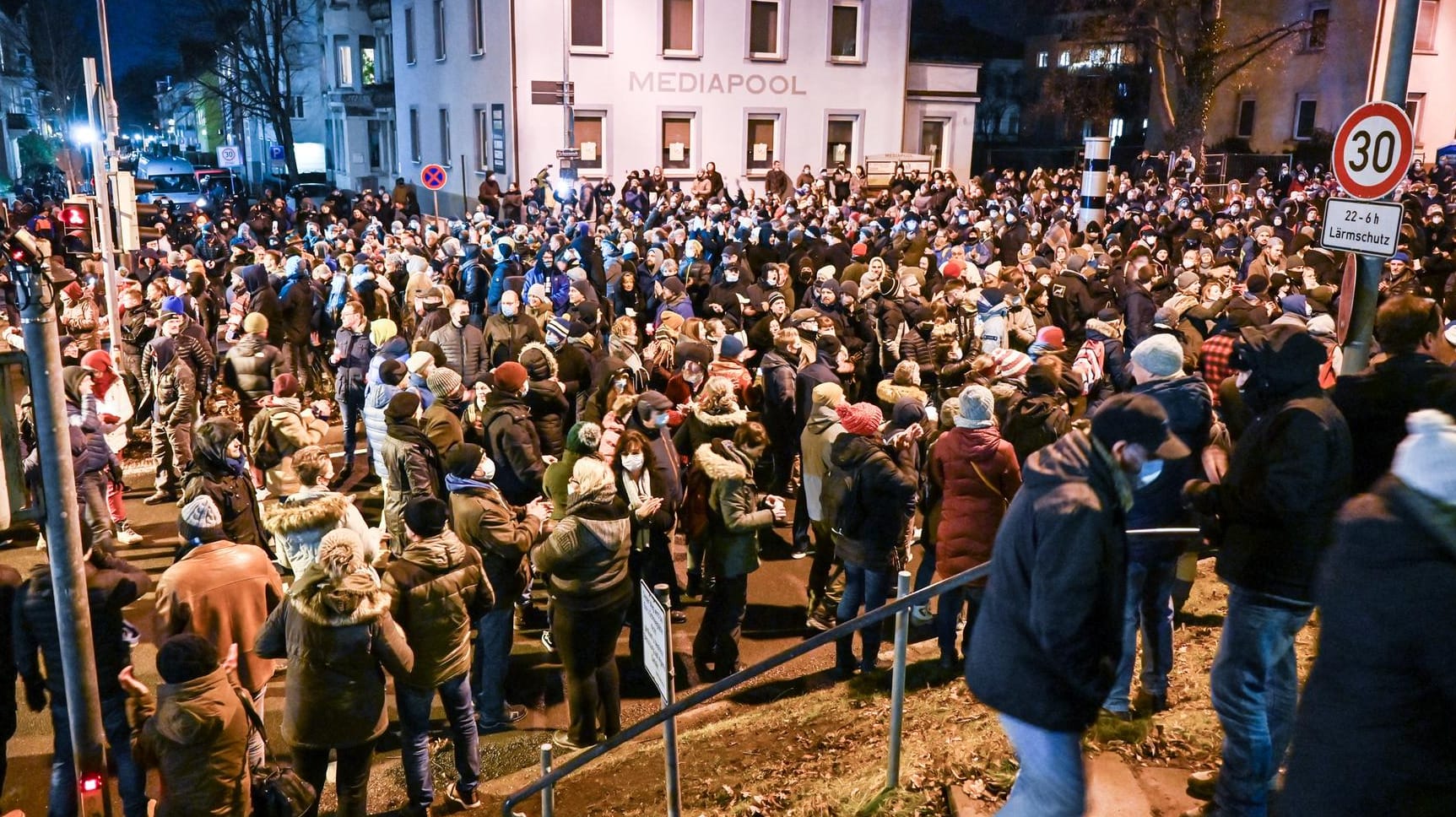 Corona-Proteste in Ravensburg: Teilnehmer eines sogenannten Spazierganges gegen die Coronamaßnahmen gehen durch die Innenstadt.