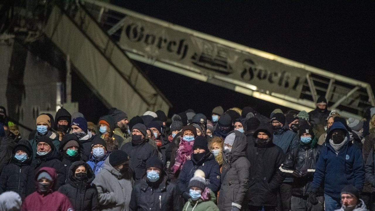 Demonstranten nehmen an einer Protestveranstaltung in Stralsund teil. Demonstranten nehmen an einer Protestveranstaltung in Stralsund teil.