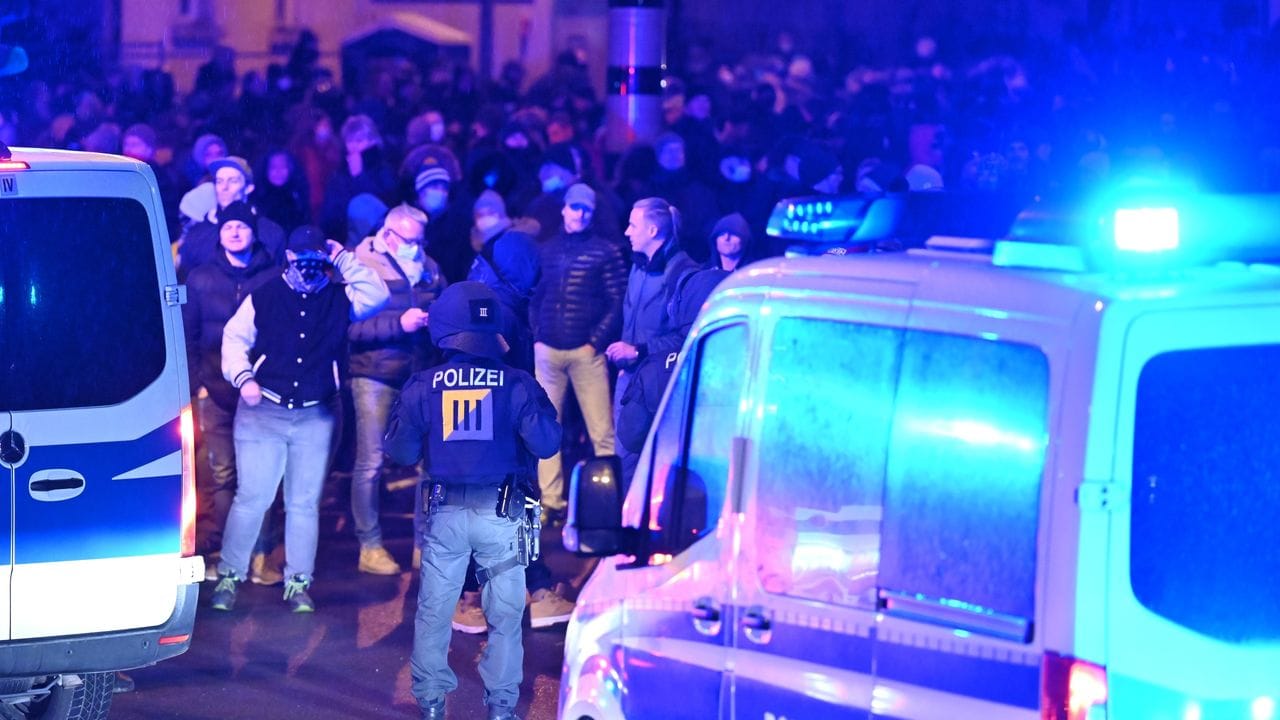Teilnehmende eines sogenannten "Spaziergang" gegen die Coronamaßnahmen in Ravensburg. Teilnehmende eines sogenannten "Spaziergang" gegen die Coronamaßnahmen in Ravensburg.