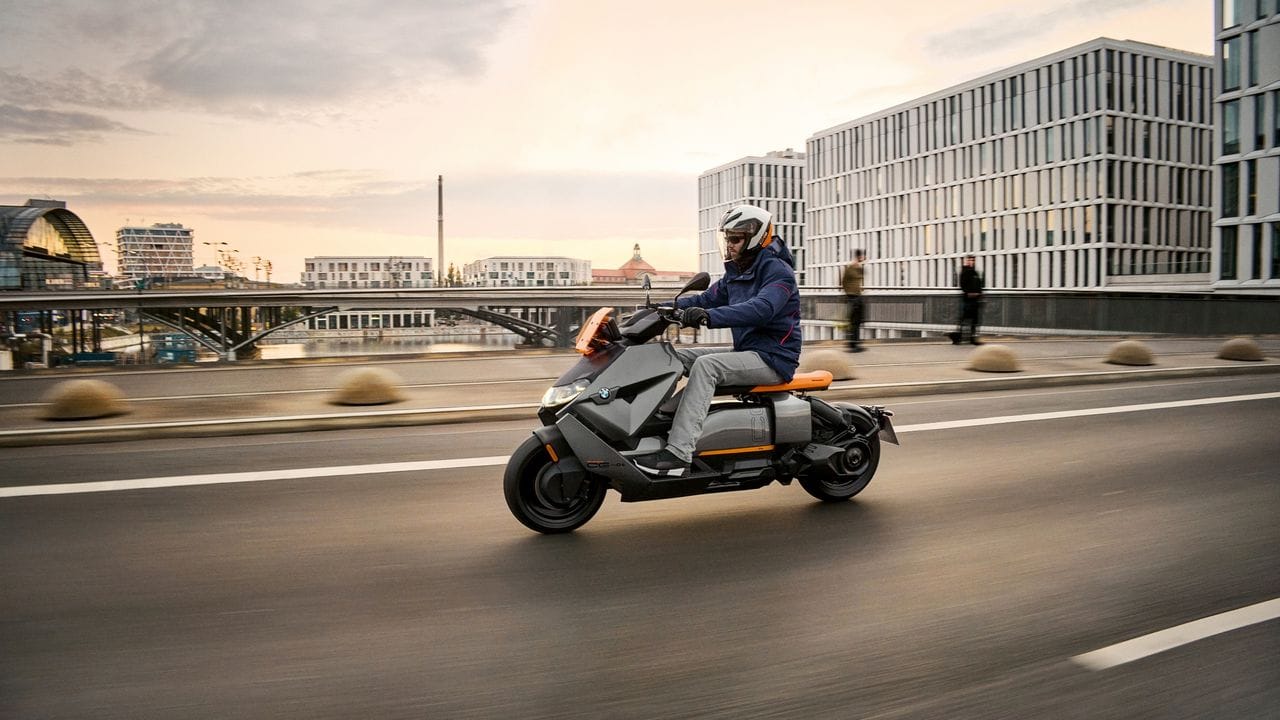 E-Mobilität: Rämm-nämm,nämm,nämm oder Brumm-Brumm? Nix, der CE 04 Scooter von BMW gleitet rein elektrisch.
