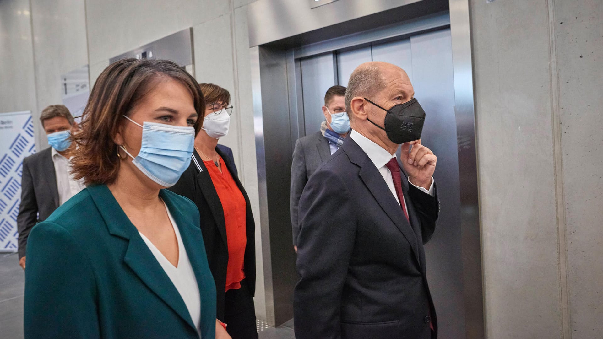 Annalena Baerbock und Olaf Scholz auf dem Weg zu Koalitionsgesprächen (Archivbild): Beim Thema Nord Stream 2 liegen haben beide unterschiedliche Positionen.