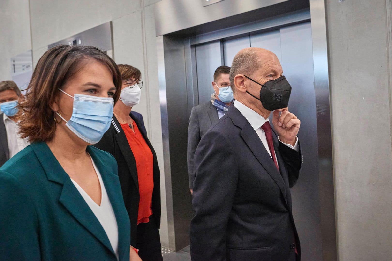 Annalena Baerbock und Olaf Scholz auf dem Weg zu Koalitionsgesprächen (Archivbild): Beim Thema Nord Stream 2 liegen haben beide unterschiedliche Positionen.