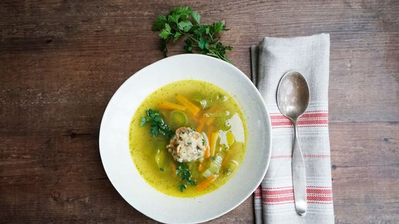 Schön kompakte Semmelknödel sind das Highlight in der feinen Silvestersuppe.