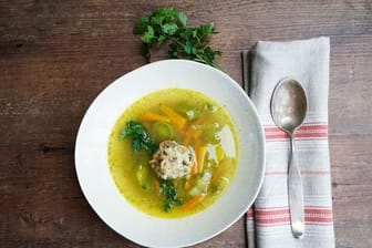 Schön kompakte Semmelknödel sind das Highlight in der feinen Silvestersuppe.