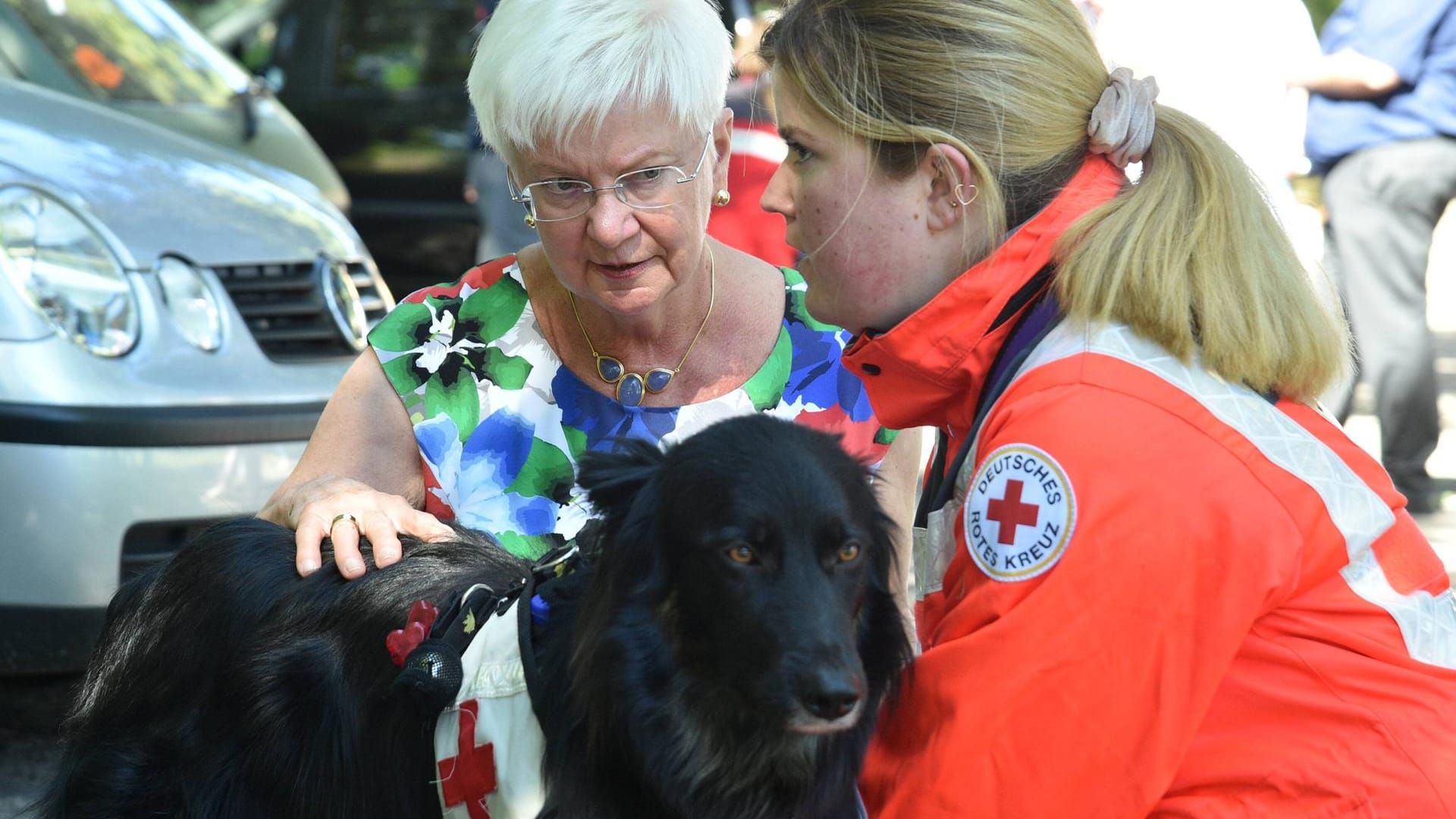 DRK-Präsidentin Gerda Hasselfeldt beim Besuch einer Hundestaffel (Archivbild): Die DRK-Präsidentin hat ihre Meinung zur Impfpflicht überdacht.