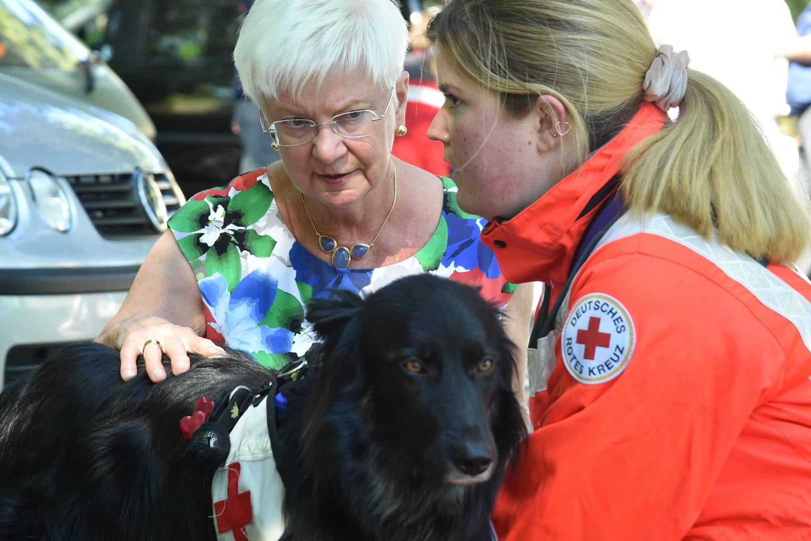 DRK-Präsidentin Gerda Hasselfeldt beim Besuch einer Hundestaffel (Archivbild): Die DRK-Präsidentin hat ihre Meinung zur Impfpflicht überdacht.