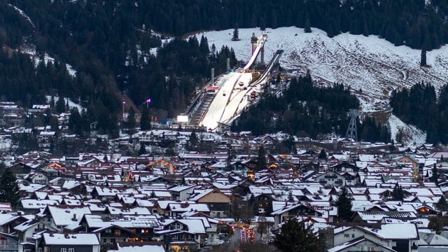 Blick auf Oberstdorf mit der Schattenbergschanze.