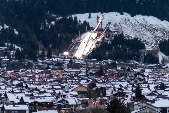 Blick auf Oberstdorf mit der Schattenbergschanze.