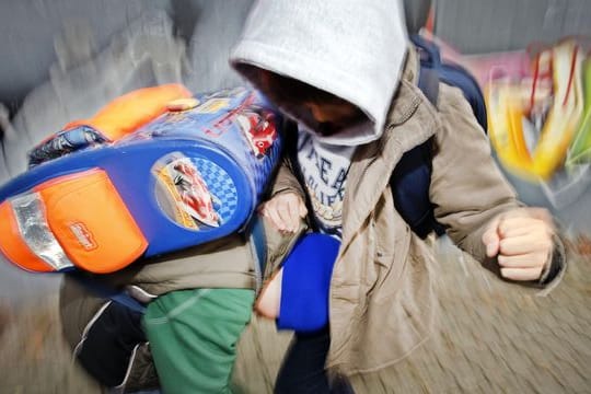 Schüler prügeln sich auf dem Schulhof