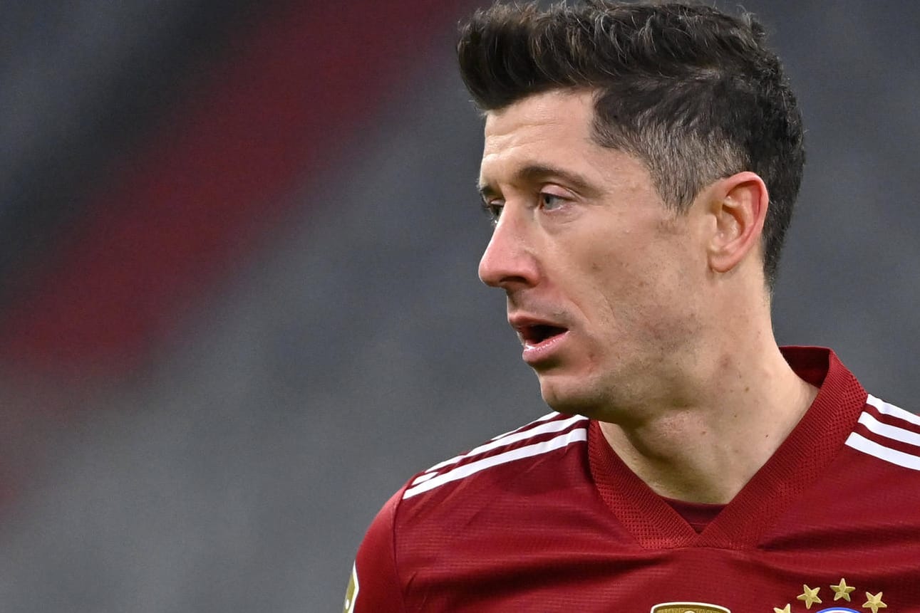 Robert Lewandowski: Der Stürmer ist seit 2014 bei den Bayern unter Vertrag und kritisiert die WM-Pläne der Fifa.