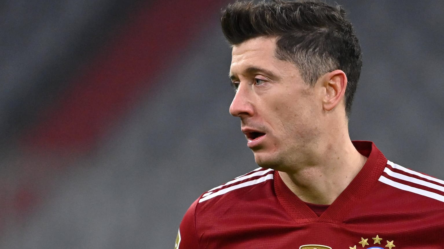 Robert Lewandowski: Der Stürmer ist seit 2014 bei den Bayern unter Vertrag und kritisiert die WM-Pläne der Fifa.