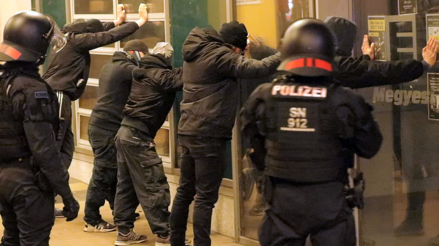 In Bautzen setzte die Polizei Teilnehmer eines nicht genehmigten Protestzuges fest: Beamte waren mit Flaschen und Feuerwerk beworfen worden.