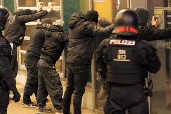 In Bautzen setzte die Polizei Teilnehmer eines nicht genehmigten Protestzuges fest: Beamte waren mit Flaschen und Feuerwerk beworfen worden.