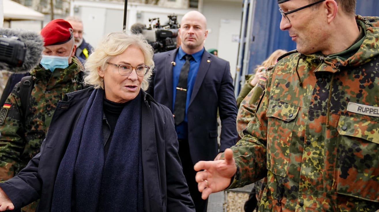 Verteidigungsministerin Christine Lambrecht (SPD) auf dem Nato-Stützpunkt im litauischen Rukla: In der Nähe soll eine feste Kaserne der Bundeswehr entstehen.