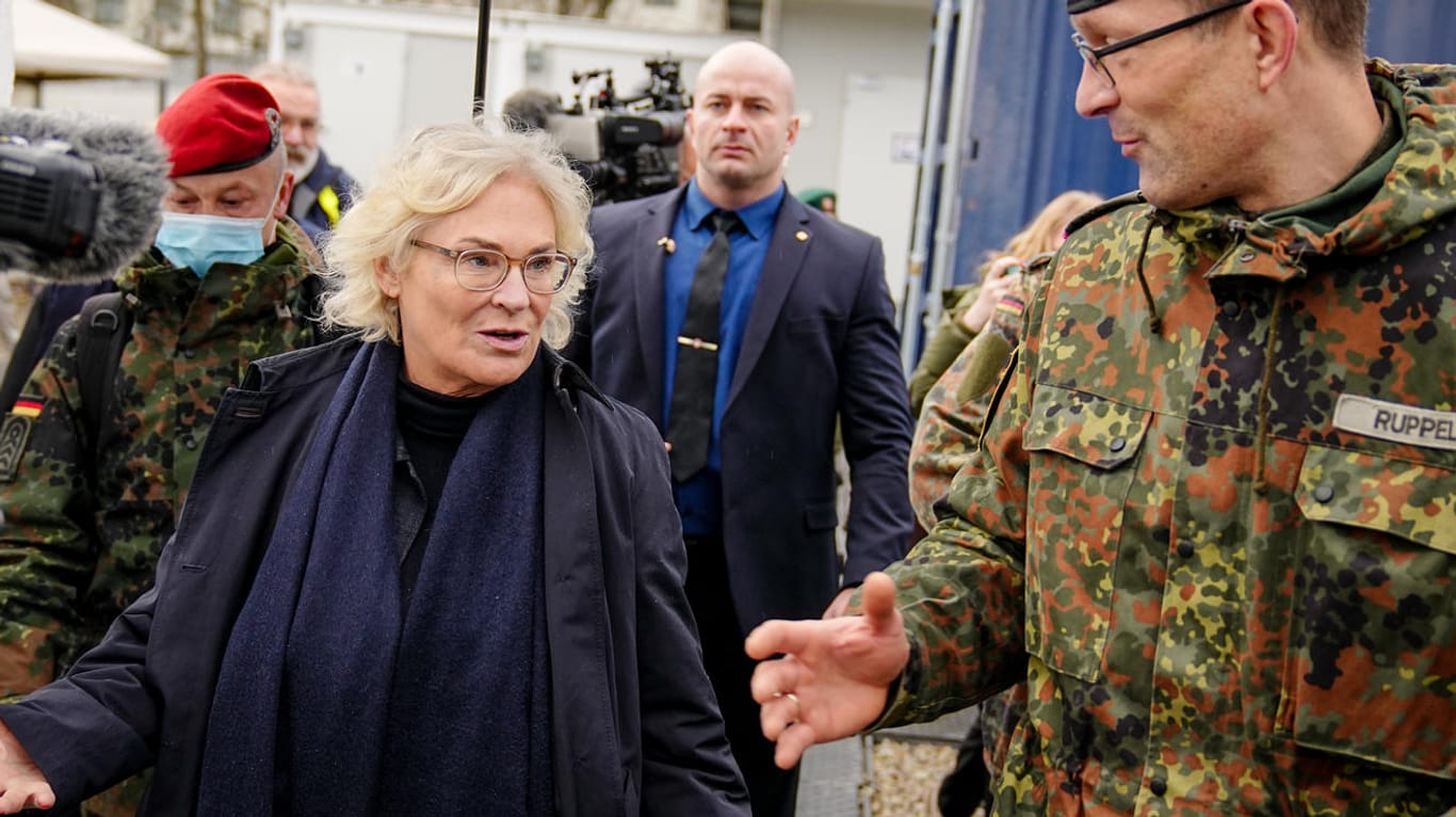 Verteidigungsministerin Christine Lambrecht (SPD) auf dem Nato-Stützpunkt im litauischen Rukla: In der Nähe soll eine feste Kaserne der Bundeswehr entstehen.
