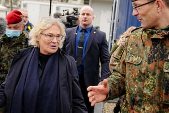 Verteidigungsministerin Christine Lambrecht (SPD) auf dem Nato-Stützpunkt im litauischen Rukla: In der Nähe soll eine feste Kaserne der Bundeswehr entstehen.