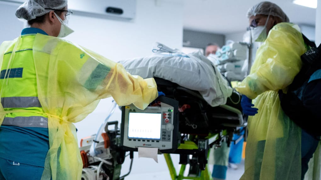 Mediziner verlegen einen Covid-19-Patienten: Das Bundesverfassungsgericht hat die Rechte behinderter Menschen im Fall einer Triage gestärkt. (Symbolbild)