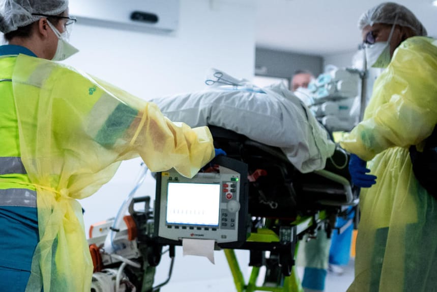 Mediziner verlegen einen Covid-19-Patienten: Das Bundesverfassungsgericht hat die Rechte behinderter Menschen im Fall einer Triage gestärkt. (Symbolbild)