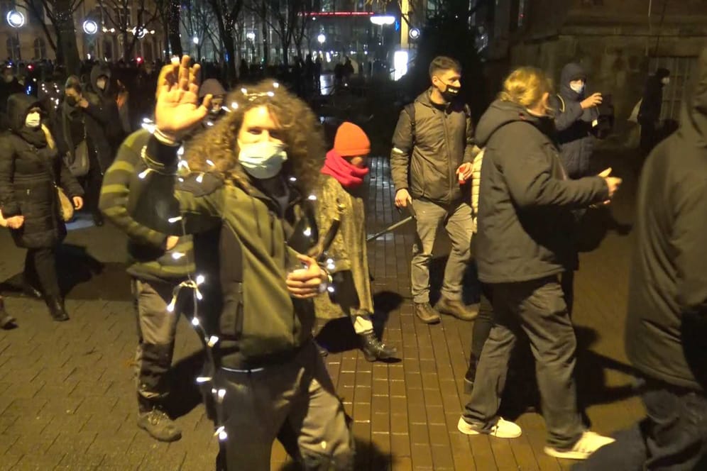 Teilnehmende der Querdenker-Demo am 27. Dezember in Dortmund: Einige Teilnehmende brachten ihre Kinder zur Demo mit.