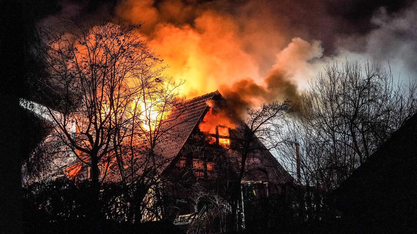 Feuerwehrleute löschen einen Brand in einem Fachwerkhaus: Eine dreiköpfige Familie hat sich aus ihrem brennenden Fachwerkhaus in Aichelberg gerettet.