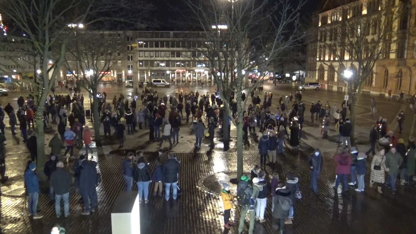 Teilnehmende der Demonstration gegen die Corona-Maßnahmen am 27. Dezember in Dortmund: Bis zu 650 Teilnehmende hatten sich auf dem Wallring versammelt.