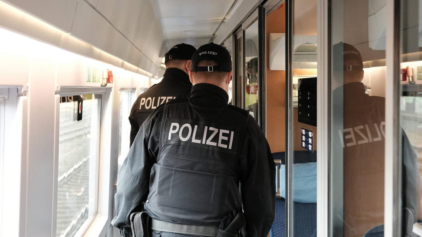Bundespolizisten in einem Zug (Symbolbild): Das fehlende Ticket wurde einem Mann zum Verhängnis.