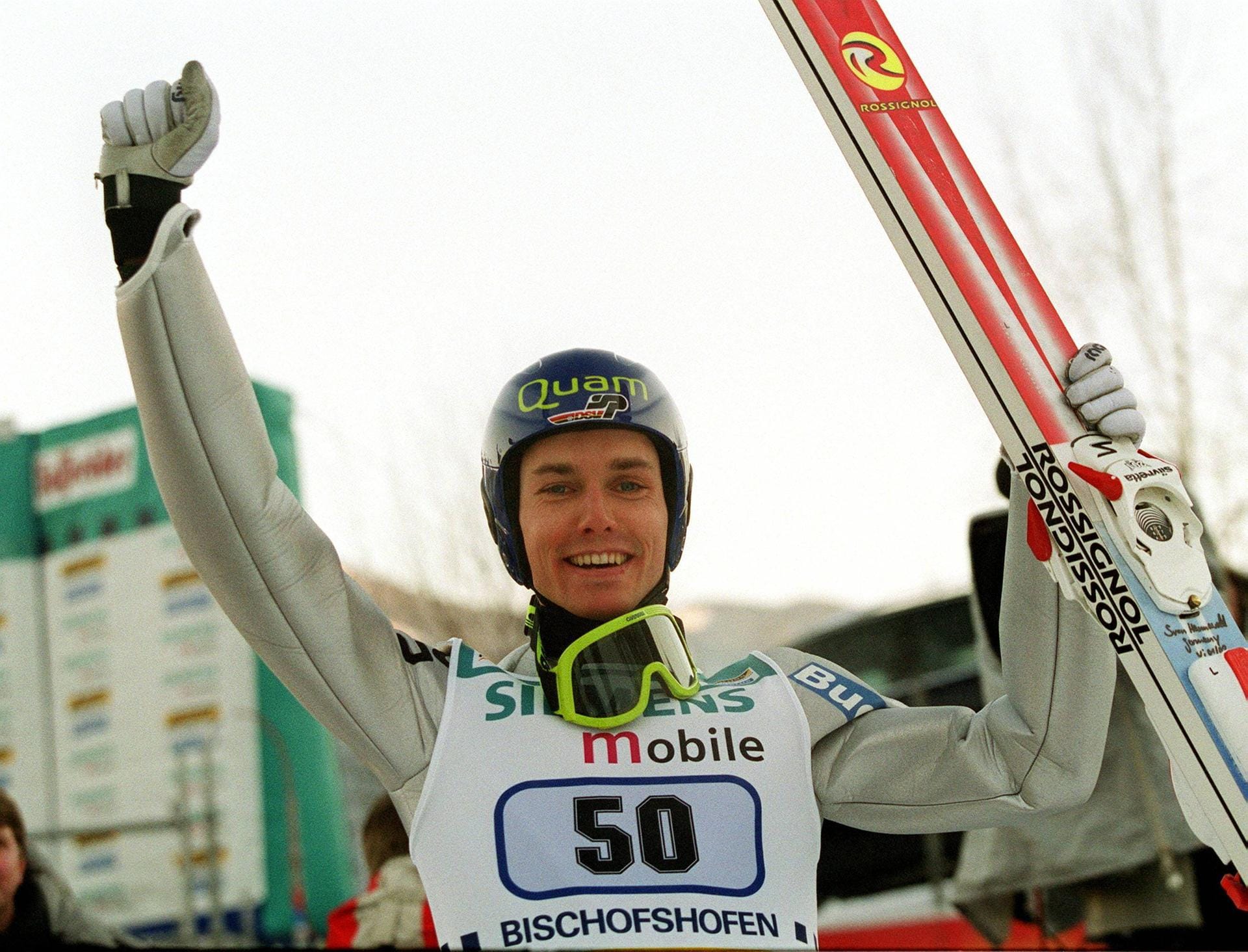 Sven Hannawald bejubelt seinen Tourneesieg in der Saison 2001/2002. In diesem Jahr hat Karl Geiger als Weltcup-Führender die Chance, der erste Deutsche seit Hannawald zu sein, der die Tournee gewinnt. Hier sehen Sie die letzten 20 Sieger des legendären Winterevents.