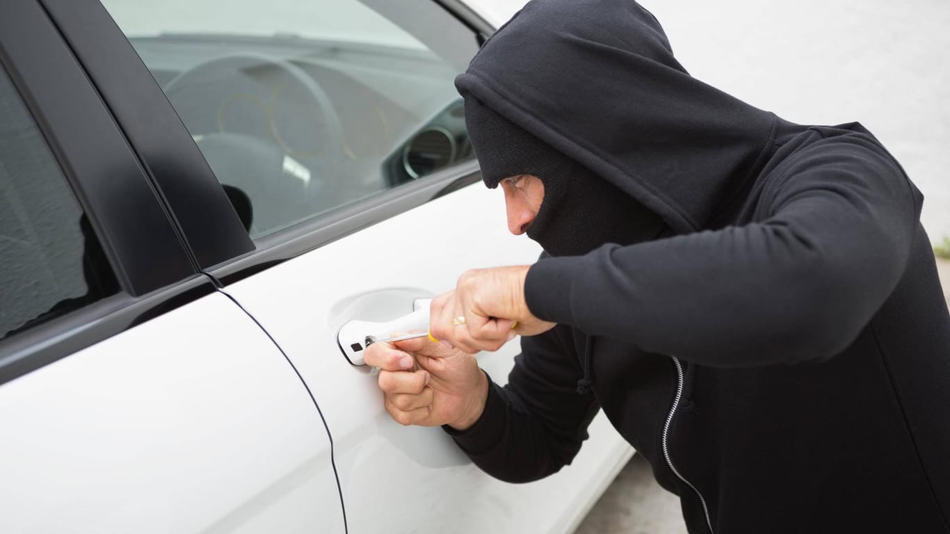 Straftat: Kriminelle brechen nicht nur wegen der Wertgegenstände in Autos ein. (Symbolbild)
