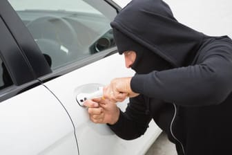 Straftat: Kriminelle brechen nicht nur wegen der Wertgegenstände in Autos ein. (Symbolbild)