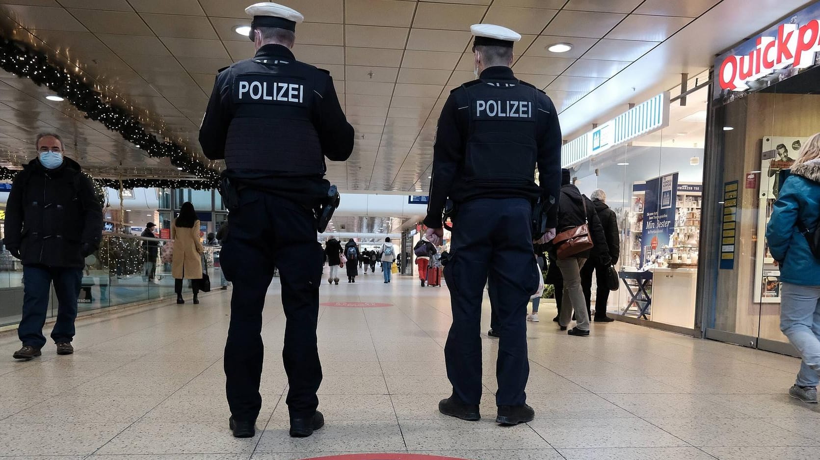 Zwei Polizisten kontrollieren die Einhaltung der Maskenpflich am Bahnhof (Archivbild): Die fehlende Maske wurde einem 24-Jährigen zum Verhängnis.
