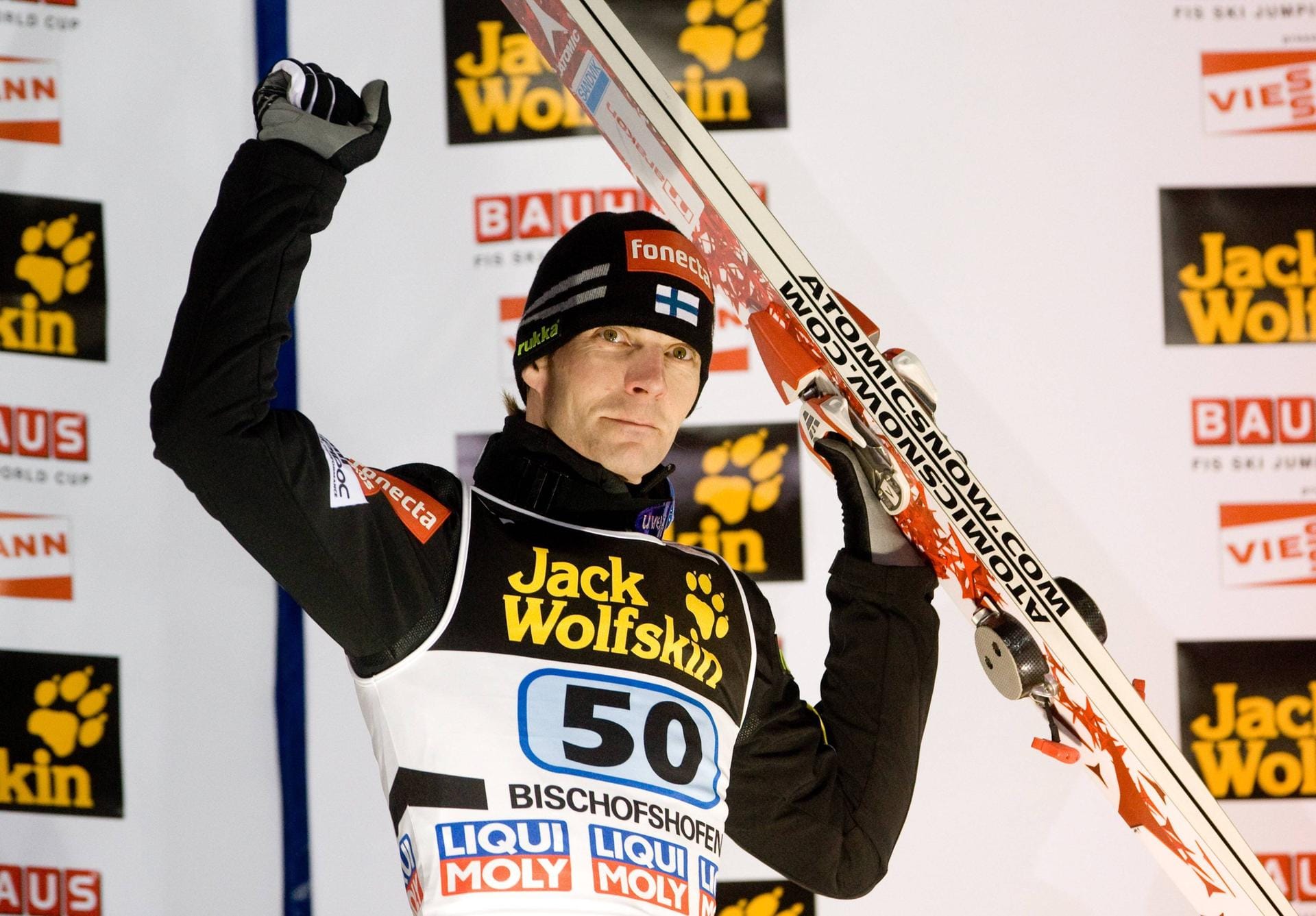 2003, 2005, 2008: Die finnische Ikone Janne Ahonen hat die Tournee dreimal alleinig für sich entschieden. Ahonen gilt als einer der größten Springer seiner Generation. Er ist jedoch nicht nur ehemaliger Skispringer, sondern auch Motorsportler.