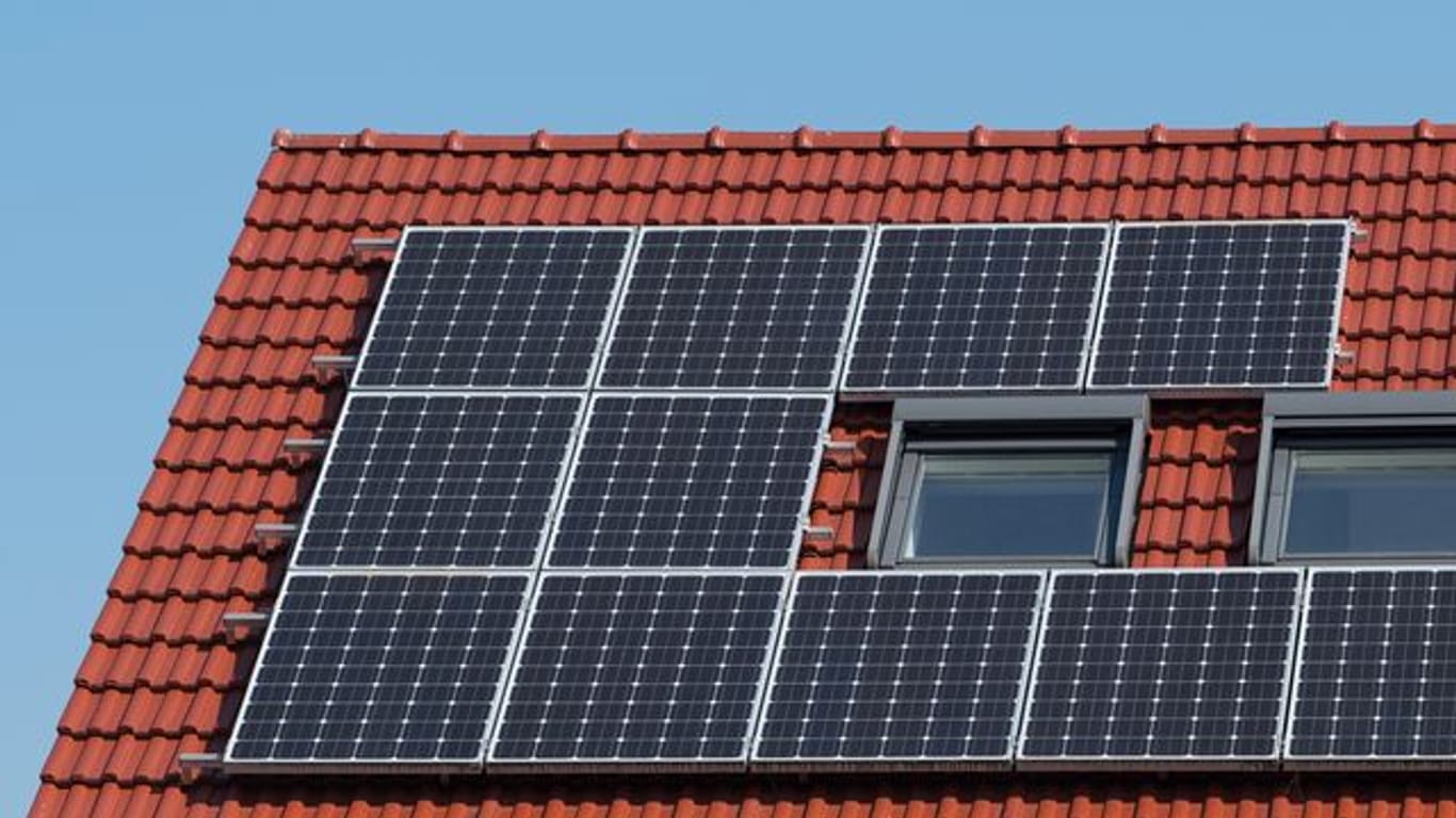 Wer eine Photovoltaikanlage auf dem Dach errichten lässt, kann dafür einen staatlichen Zuschuss erhalten - muss dann aber auf die EEG-Einspeisevergütung verzichten.