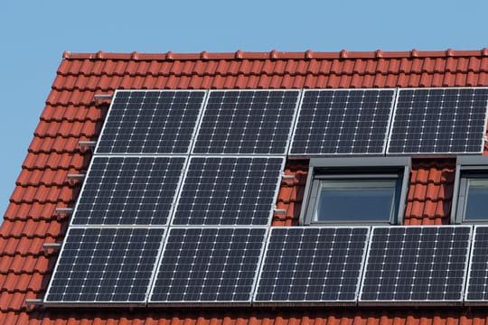 Wer eine Photovoltaikanlage auf dem Dach errichten lässt, kann dafür einen staatlichen Zuschuss erhalten - muss dann aber auf die EEG-Einspeisevergütung verzichten.