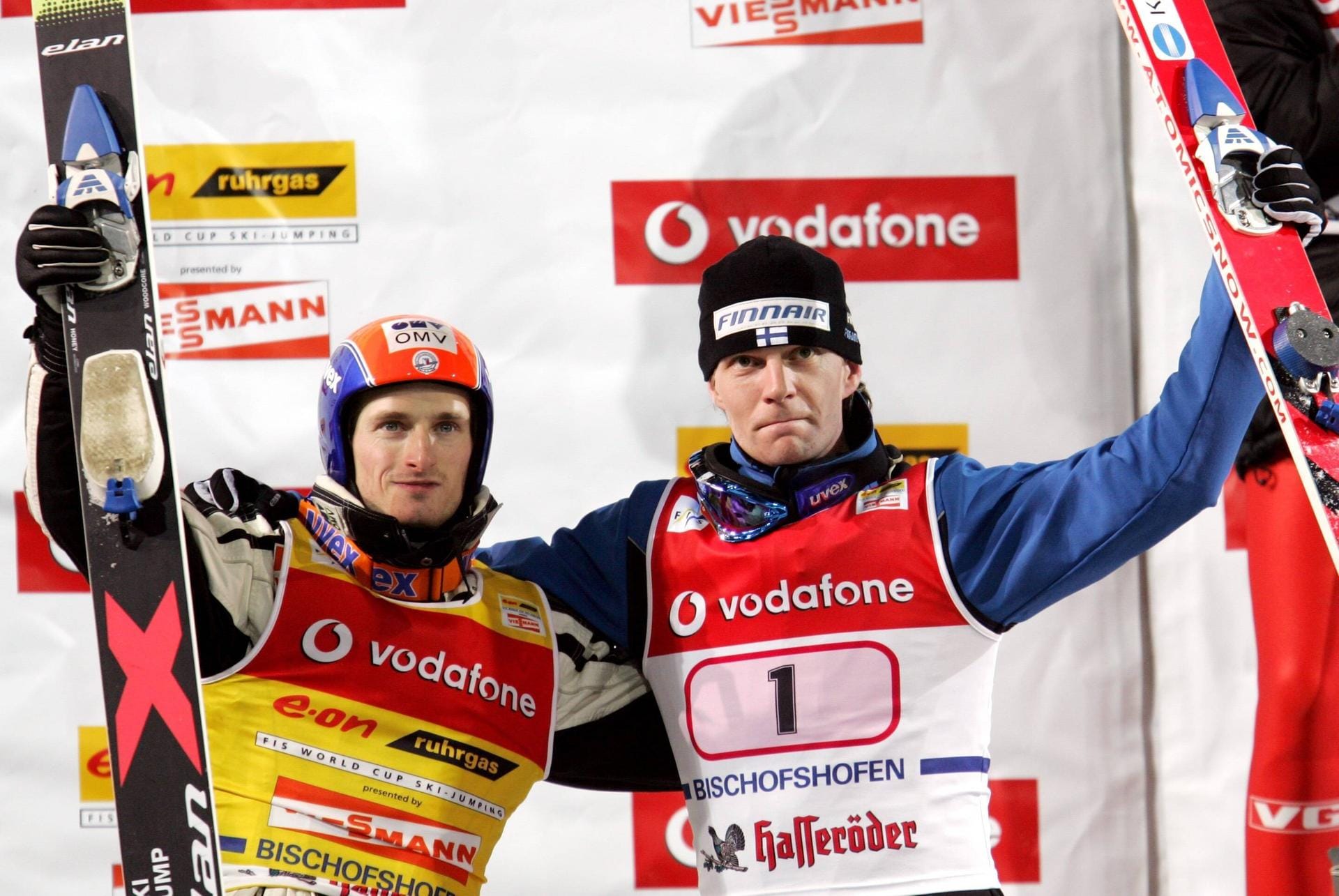 2006: Zum ersten und bis heute auch letzten Mal gab es bei der Tournee zwei Sieger. Der Finne Janne Ahonen (r.) und der Tscheche Jakub Janda hatten nach den vier Schanzen exakt dieselbe Punktzahl.