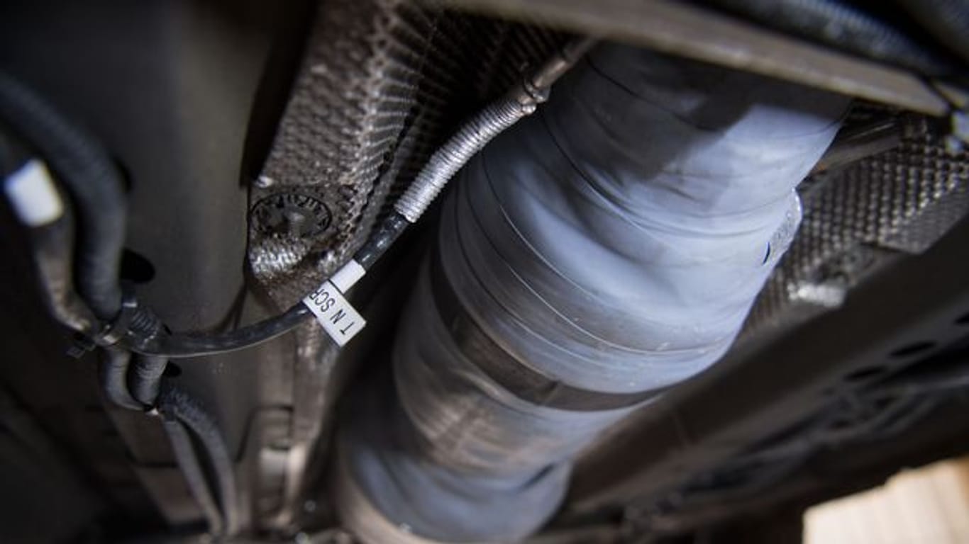 Ein nachgerüsteter SCR-Katalysator ist am Unterboden eines umgerüsteten Opel Astra zu sehen.
