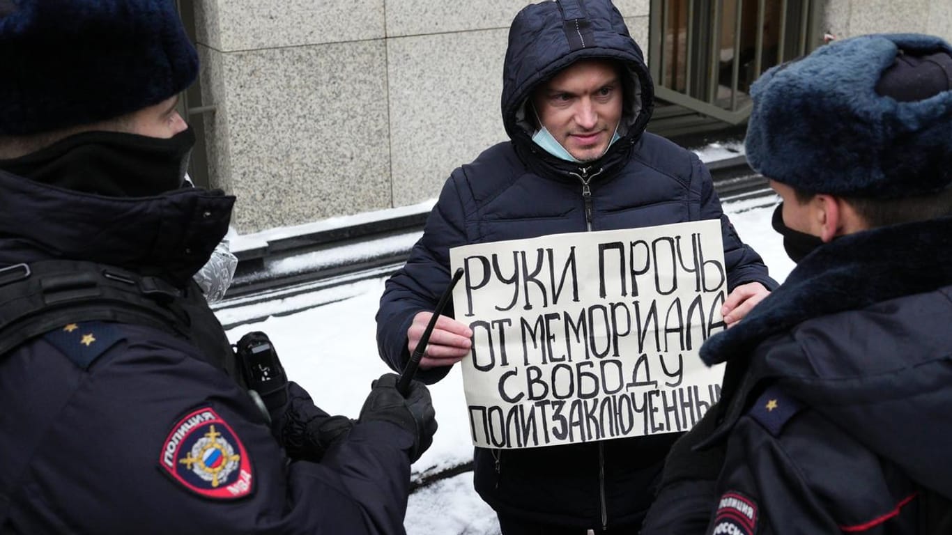 Polizisten halten einen Demonstranten vor dem Obersten Gerichtshof in Moskau fest: Er fordert "Hände weg von Memorial, Freiheit für politische Gefangene".
