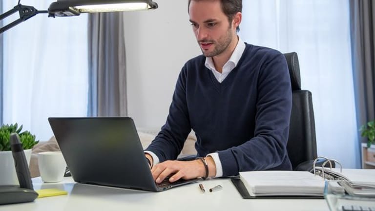 Eine Leuchte direkt am Schreibtisch ist wichtig, aber sie reicht nicht.