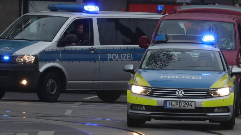 Polizeifahrzeuge im Einsatz in Hannover. (Symbolbild) Bei dem Brand entstand ein Schaden von rund 50.000 Euro.
