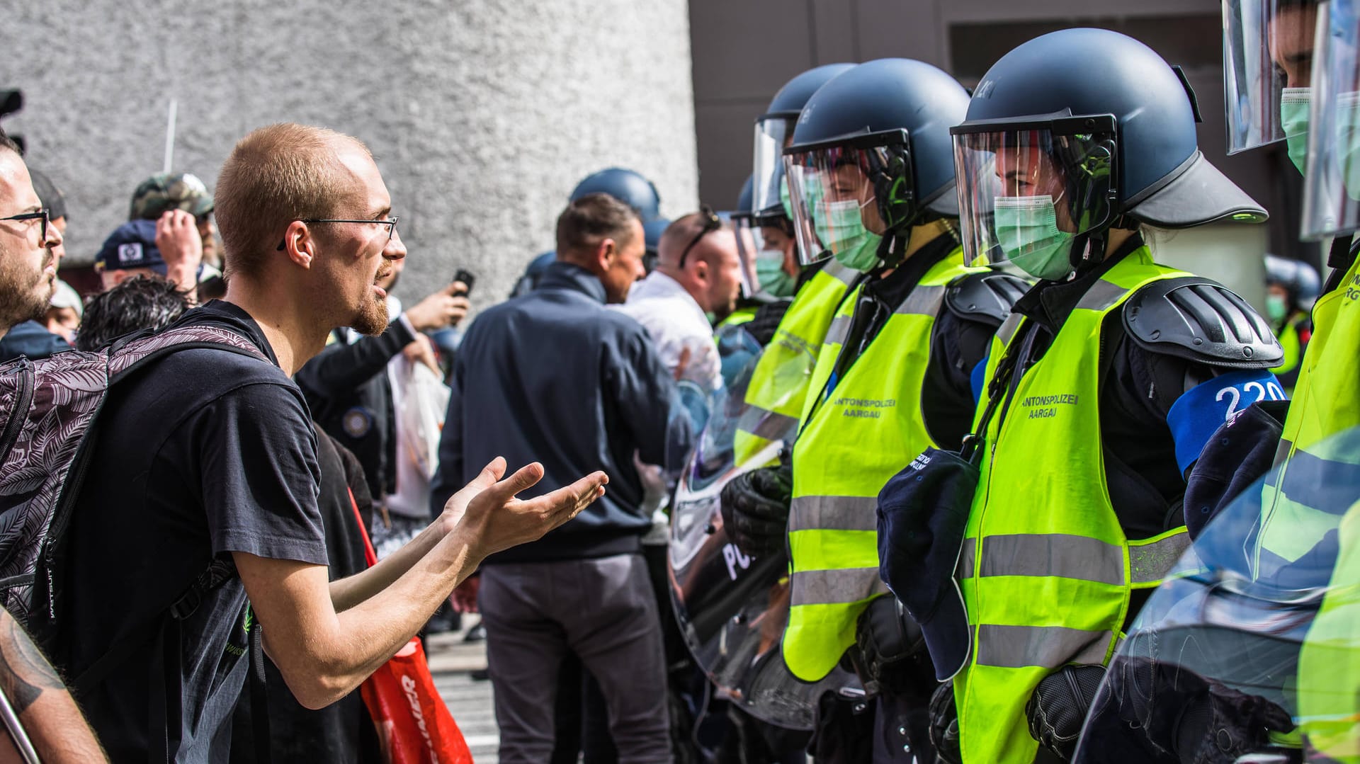 Demo gegen Corona-Maßnahmen: Die Gewerkschaft der Polizei (GdP) sieht ihre Kollegen durch die Proteste stark belastet. Demo gegen Corona-Maßnahmen: Die Gewerkschaft der Polizei (GdP) sieht ihre Kollegen durch die Proteste stark belastet.