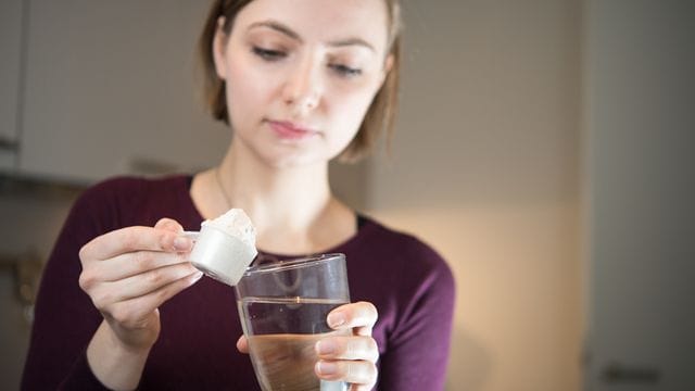 Kalorien sparen durch Abnehmpulver: Beim Absetzen kann viel falsch gemacht werden, so dass es zum Jo-Jo-Effekt kommt. (Symbolbild)