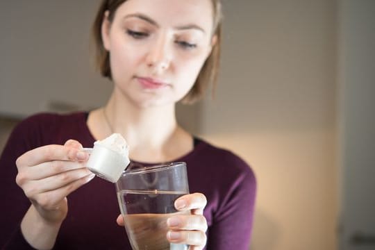 Kalorien sparen durch Abnehmpulver: Beim Absetzen kann viel falsch gemacht werden, so dass es zum Jo-Jo-Effekt kommt. (Symbolbild)