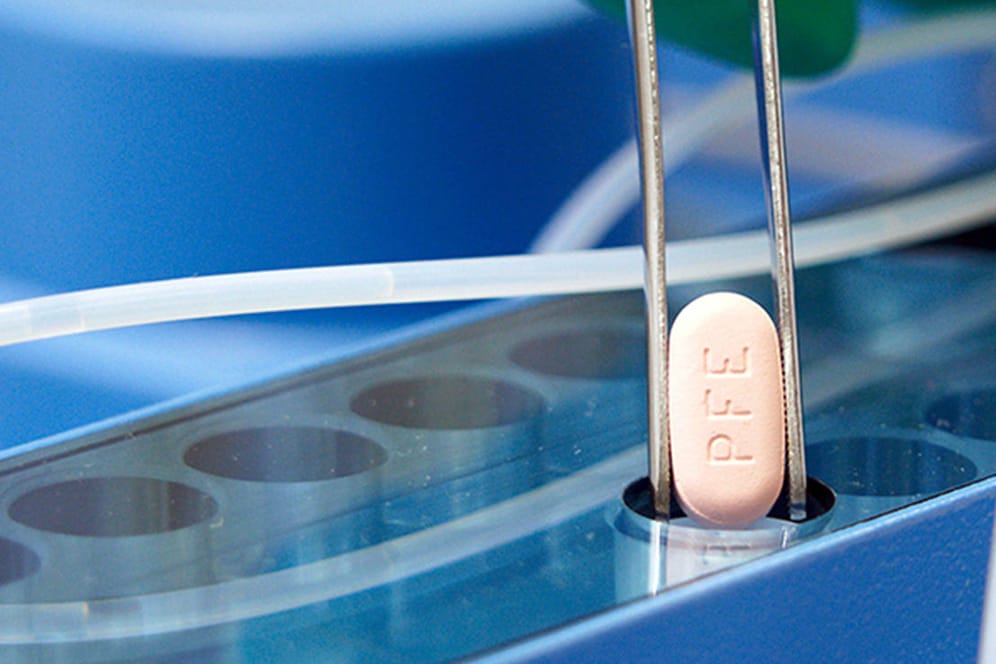 Eine Paxlovid-Pille in der Herstellung: Das Medikament der US-Firma Pfizer ist für Menschen mit hohem Covid-Risiko gedacht.