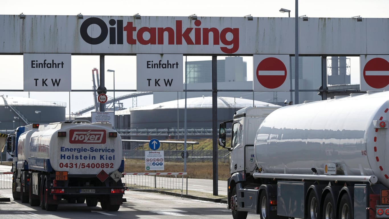 Eine Öl-Raffinerie in Hamburg: Die Preise für Rohöl steigen wieder an.