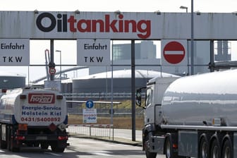 Eine Öl-Raffinerie in Hamburg: Die Preise für Rohöl steigen wieder an.