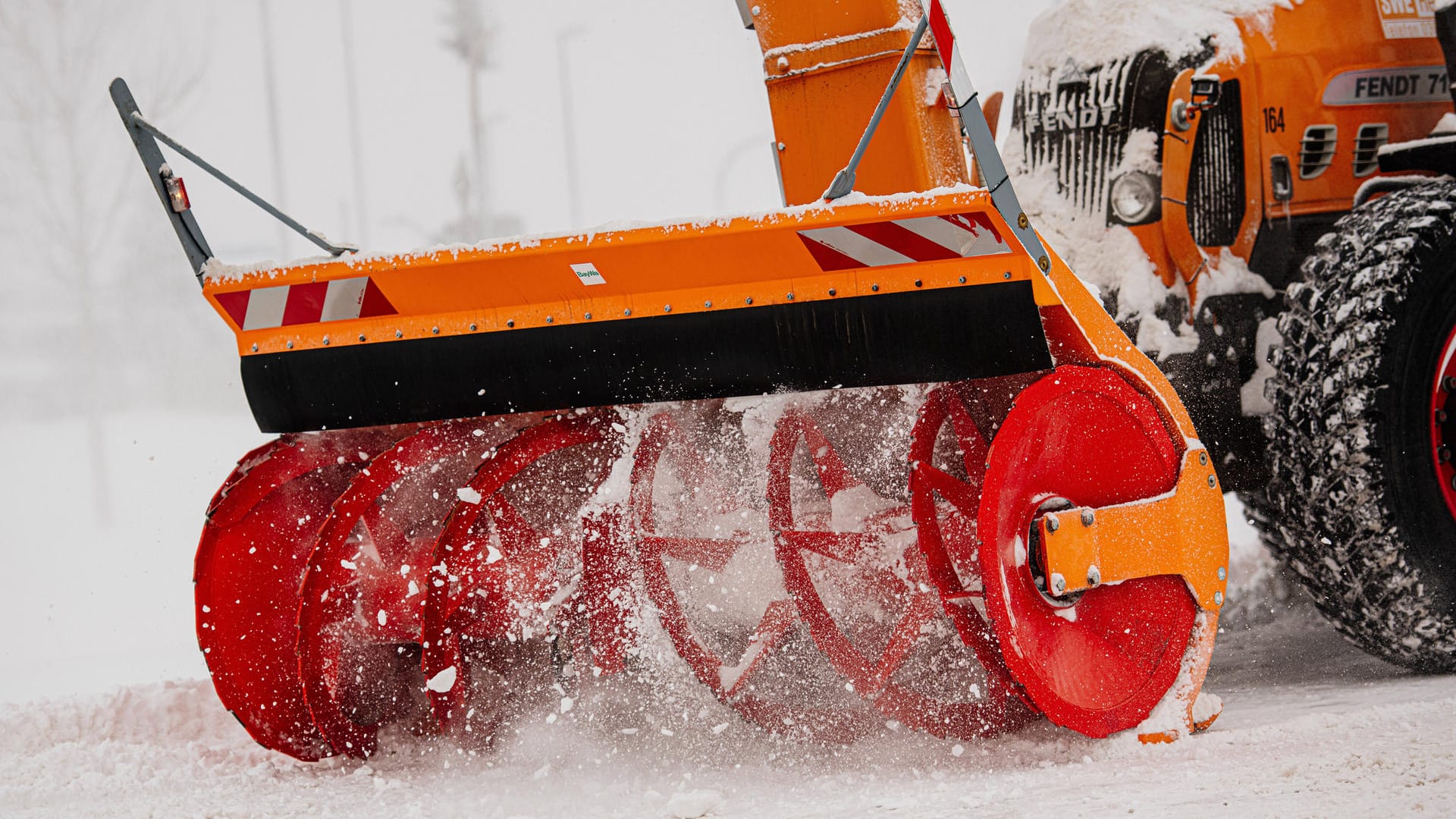 Große Schneefräse im Einsatz: Nachbarn entdeckten die leblose Person unter der Maschine. (Symbolbild) Große Schneefräse im Einsatz: Nachbarn entdeckten die leblose Person unter der Maschine. (Symbolbild)