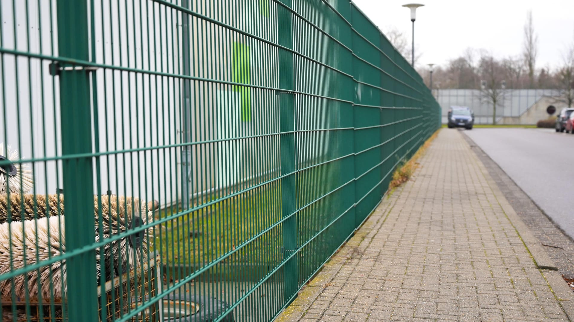 Der Zaun auf einem Betriebsgelände eines Entsorgungsbetriebes. An dem Zaun der Halleschen Stadtwirtschaft wurde am Abend zuvor eine Babyleiche gefunden. Der Zaun auf einem Betriebsgelände eines Entsorgungsbetriebes. An dem Zaun der Halleschen Stadtwirtschaft wurde am Abend zuvor eine Babyleiche gefunden.