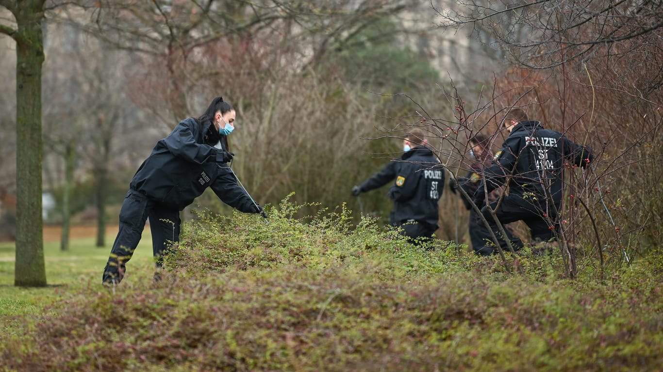 Eine Polizistin durchsucht zusammen mit Kollegen ein Gebüsch. Die Kriminalpolizei sicherte vor Ort umfangreiche Spuren.